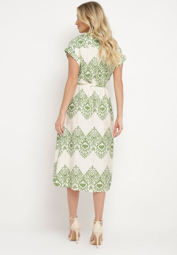 Born2be - Zielono-Beżowa Taliowana Sukienka Boho z Wiskozą Wiązana w Talii Paskiem Losofia. Okazja: na co dzień. Typ kołnierza: dekolt w kształcie V. Kolor: zielony. Materiał: wiskoza. Długość rękawa: krótki rękaw. Wzór: aplikacja. Sezon: lato. Styl: boho