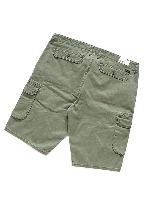 Wrangler - SPODENKI MĘSKIE WRANGLER CARGO SHORT MOSS GREEN W15DKC330 112126787. Materiał: materiał