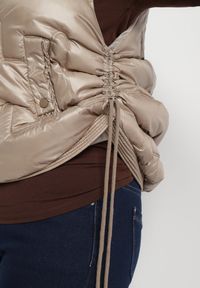 Born2be - Beżowa Kamizelka Pikowana z Wysokim Kołnierzem i Kieszeniami Irinae. Okazja: na co dzień, na spotkanie biznesowe. Kolor: beżowy. Materiał: jeans. Styl: biznesowy, casual #5