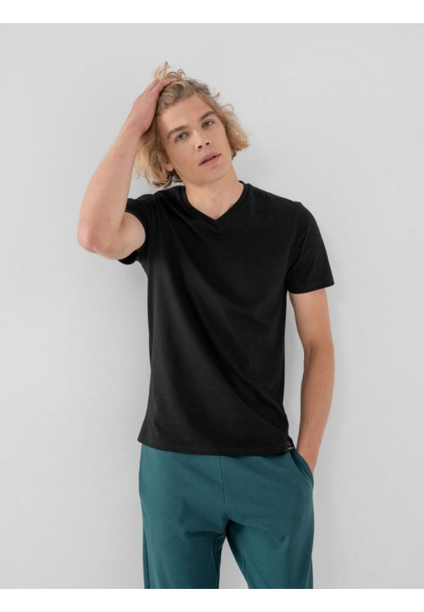 outhorn - T-shirt z dekoltem w serek męski. Okazja: na co dzień. Typ kołnierza: dekolt w serek. Materiał: bawełna, jersey, materiał. Wzór: gładki, aplikacja. Styl: casual