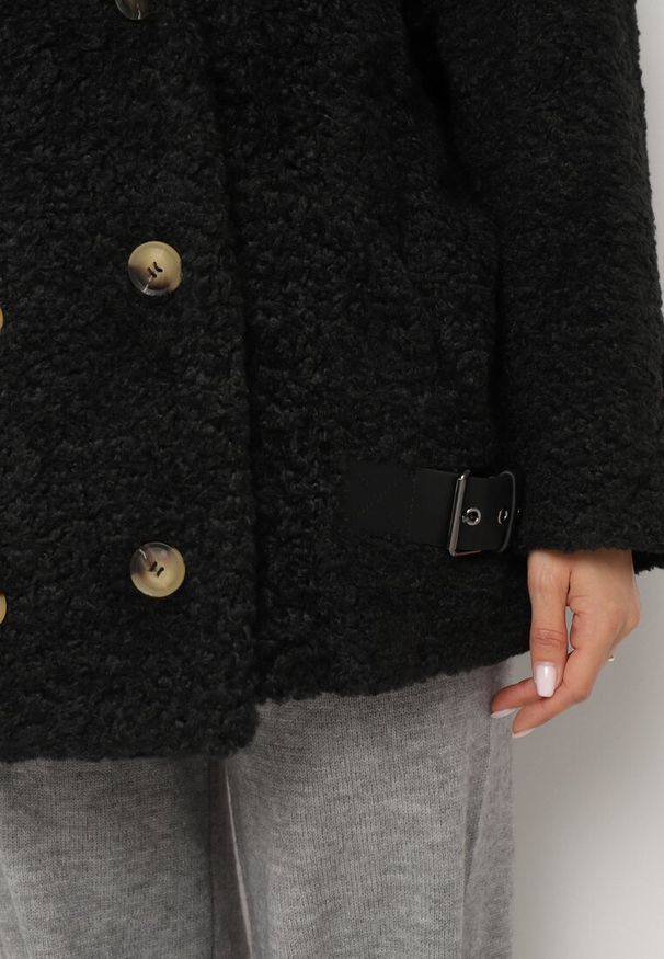 Born2be - Czarna Kurtka z Futerka Typu Baranek o Dwurzędowym Kroju z Ozdobnymi Paskami Nikina. Okazja: na co dzień. Kolor: czarny. Materiał: futro. Styl: casual, elegancki