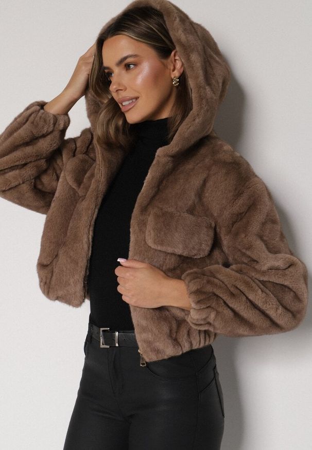 Born2be - Jasnobrązowa Futrzana Kurtka Bomberka z Kapturem i Ozdobną Imitacją Kieszeni Awedalia. Okazja: na co dzień. Typ kołnierza: kaptur. Kolor: brązowy. Materiał: futro. Wzór: aplikacja. Styl: casual, elegancki, klasyczny