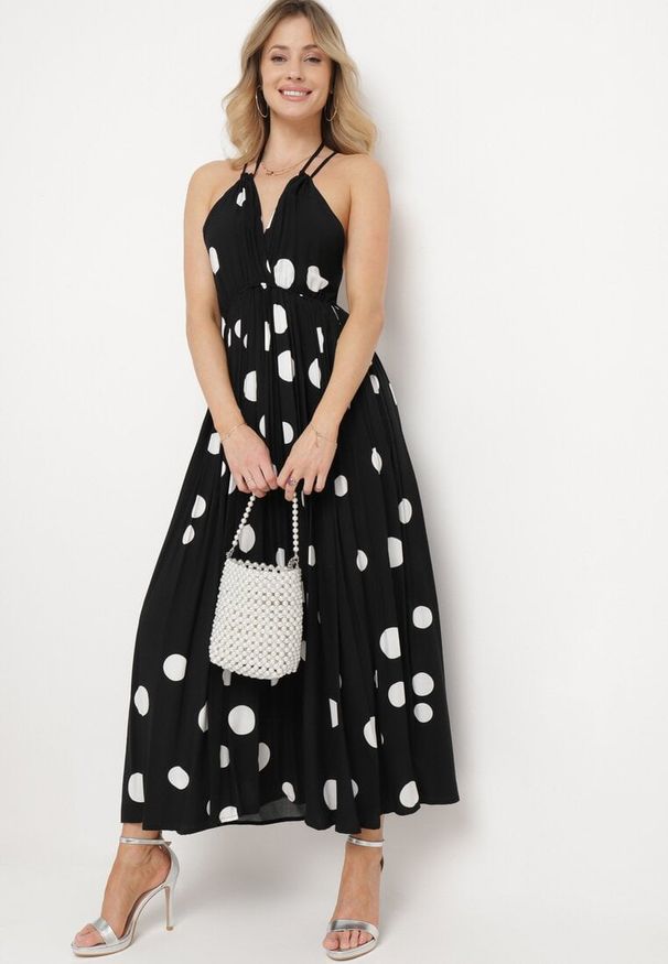 Born2be - Czarna Rozkloszowana Sukienka z Wiskozy Wiązana na Szyi i Plecach z Gumką w Pasie Jessmarie. Okazja: na co dzień. Kolor: czarny. Materiał: wiskoza. Styl: casual