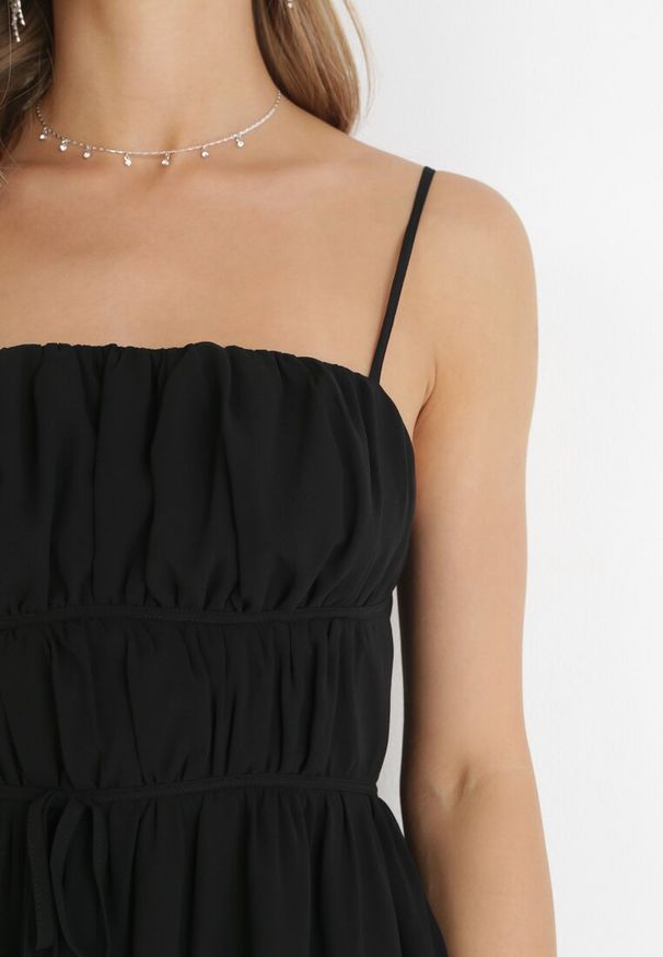 Born2be - Czarna Rozkloszowana Sukienka Midi na Cienkich Ramiączkach z Wiązaniem w Talii Tessonne. Kolor: czarny. Długość rękawa: na ramiączkach. Długość: midi