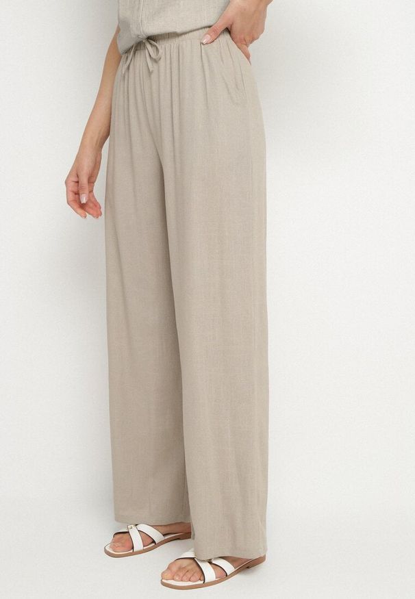 Born2be - Beżowe Szerokie Spodnie z Lnem z Gumką w Talii i Kieszeniami Filisela. Okazja: na co dzień, do pracy. Kolor: beżowy. Materiał: len. Styl: elegancki, casual