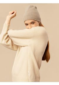 outhorn - Sweter oversize damski Outhorn - kremowy. Kolor: beżowy. Materiał: dzianina