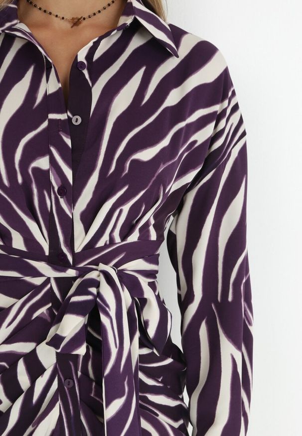 Born2be - Ciemnofioletowa Sukienka Koszulowa w Zebrę Arziki. Okazja: na co dzień. Typ kołnierza: dekolt w serek. Kolor: fioletowy. Długość rękawa: długi rękaw. Wzór: motyw zwierzęcy. Typ sukienki: koszulowe. Styl: casual, klasyczny