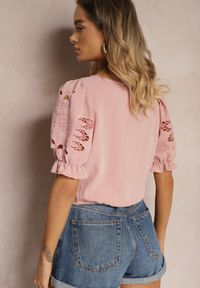 Renee - Różowa Bluzka Koszulowa z Ozdobnym Rękawem i Trójkątnym Dekoltem Janesta. Okazja: na co dzień. Kolor: różowy. Materiał: jeans, materiał. Styl: wizytowy, casual #5