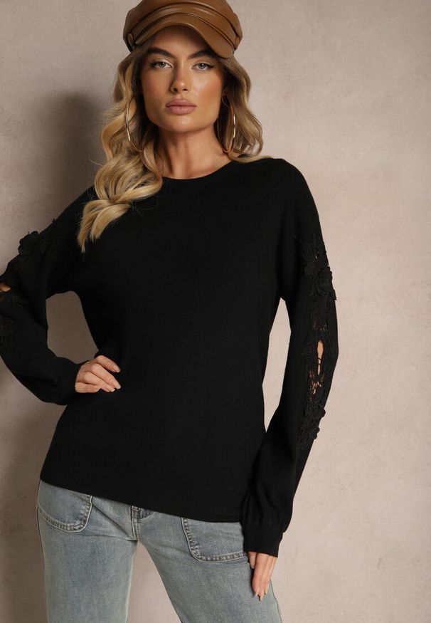Renee - Czarny Luźny Sweter z Koronką na Ramionach i Ściągaczami przy Rękawach Zinmira. Okazja: na co dzień. Kolor: czarny. Materiał: koronka. Długość rękawa: długi rękaw. Długość: długie. Wzór: koronka. Styl: klasyczny, elegancki, casual