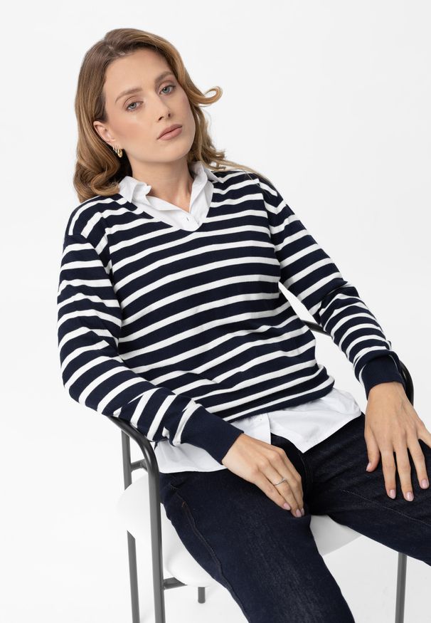 Volcano - Sweter w paski S-TOLA. Typ kołnierza: dekolt w serek. Kolor: niebieski. Materiał: dzianina, materiał. Wzór: paski. Styl: klasyczny