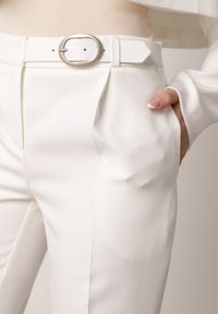 Born2be - Białe Garniturowe Spodnie VICES na Kant z Wszytym Paskiem z Klamrą Azivore. Okazja: na co dzień, na spotkanie biznesowe. Kolor: biały. Styl: casual, biznesowy, elegancki #7