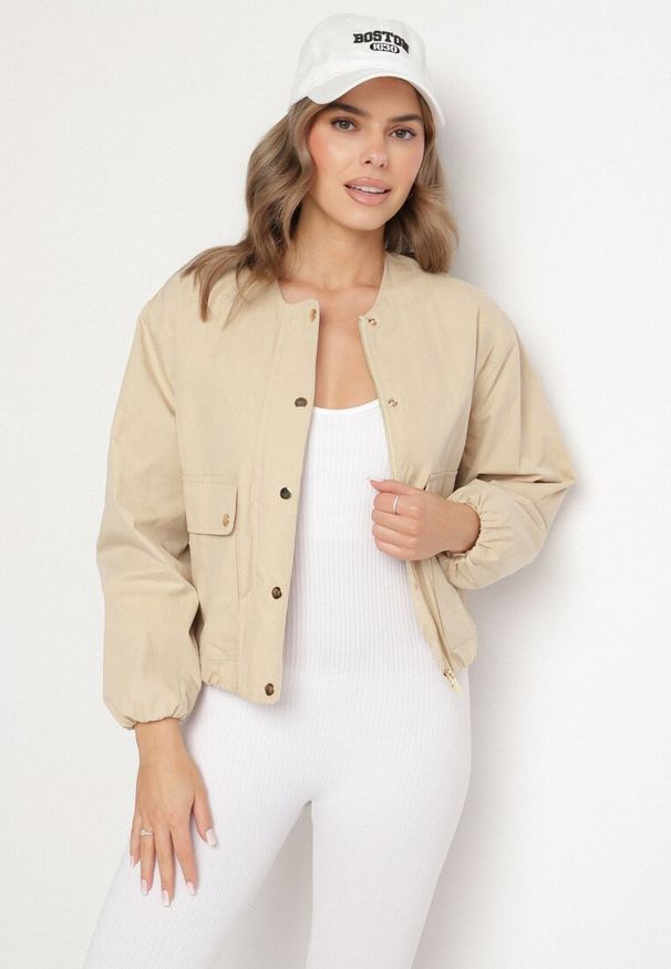 Born2be - Beżowa Kurtka Koszulowa Bomberka na Napy Ronieva. Okazja: na co dzień. Kolor: beżowy. Materiał: jeans. Styl: elegancki, casual