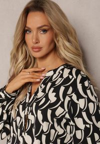 Renee - Czarno-Biała Bluzka z Guzikami i Długim Rękawem w Geometryczny Print Daphira. Kolor: czarny. Długość rękawa: długi rękaw. Długość: długie. Wzór: geometria, nadruk #5