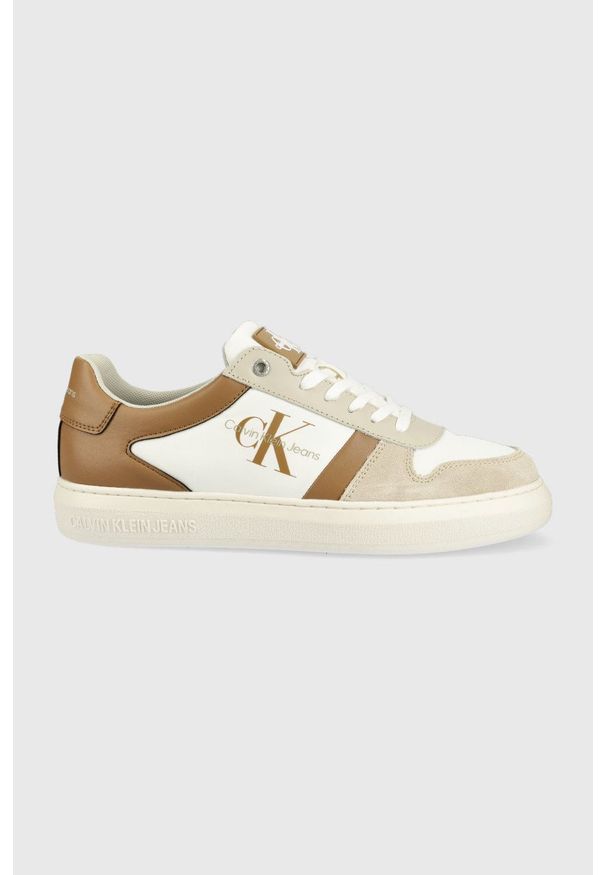Calvin Klein Jeans sneakersy kolor beżowy. Nosek buta: okrągły. Zapięcie: sznurówki. Kolor: beżowy. Materiał: materiał, guma