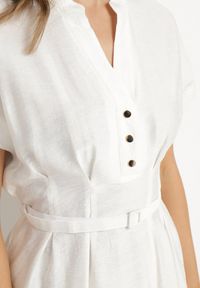 Born2be - Biała Sukienka z Wiskozy o Rozkloszowanym Kroju z Paskiem Sepina. Okazja: na co dzień. Typ kołnierza: dekolt w serek. Kolor: biały. Materiał: wiskoza. Długość rękawa: krótki rękaw. Wzór: aplikacja. Sezon: lato. Styl: casual, elegancki, klasyczny #3