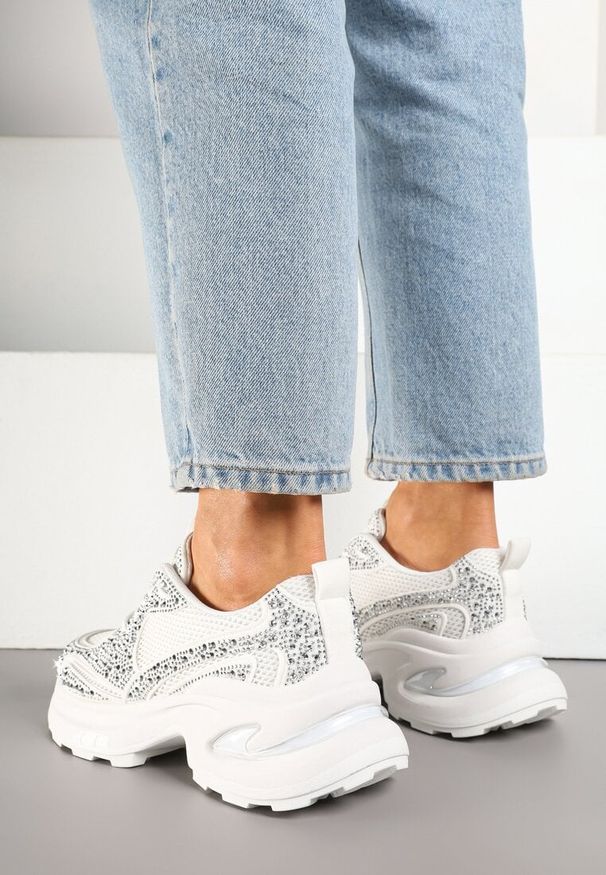 Renee - Białe Sneakersy na Platformie Ozdobione Cyrkoniami Luria. Okazja: na co dzień. Nosek buta: okrągły. Kolor: biały. Materiał: jeans. Wzór: aplikacja. Obcas: na platformie