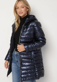 Born2be - Granatowa Pikowana Kurtka Dwustronna z Kapturem Alarrise. Okazja: na spacer. Typ kołnierza: kaptur. Kolor: niebieski. Materiał: skóra, jeans. Wzór: gładki #1