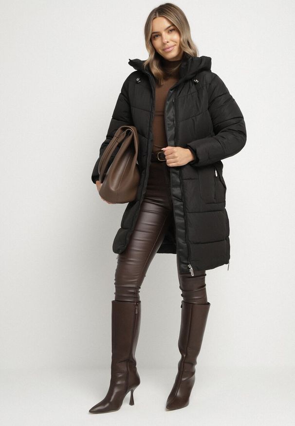 Born2be - Czarna Kurtka Pikowana z Kapturem i Suwakami po Bokach Lindrie. Okazja: na co dzień, na spacer. Typ kołnierza: kaptur. Kolor: czarny. Materiał: jeans, dzianina, poliester. Długość: długie. Styl: casual