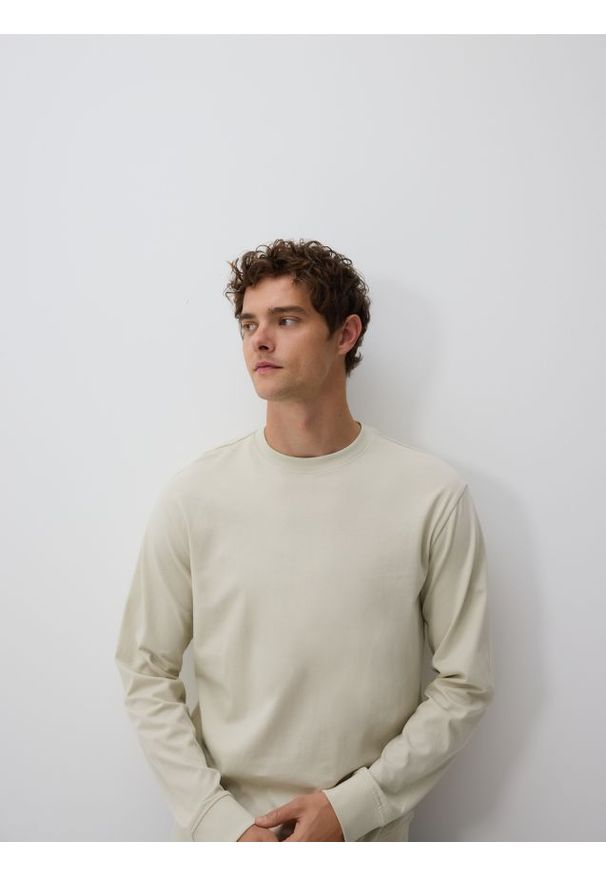 Reserved - Gładki longsleeve - jasnozielony. Kolor: zielony. Materiał: dzianina, bawełna. Długość rękawa: długi rękaw. Wzór: gładki