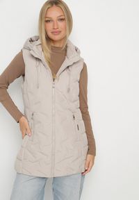 Born2be - Ciemnobeżowa Przejściowa Kamizelka o Taliowanym Kroju z Kapturem Olendra. Okazja: na co dzień, na spacer. Typ kołnierza: kaptur. Kolor: beżowy. Materiał: poliester, jeans. Styl: klasyczny, casual, sportowy #5
