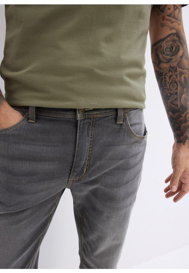 bonprix - Dżinsy regular fit ze stretchem, straight. Kolor: szary