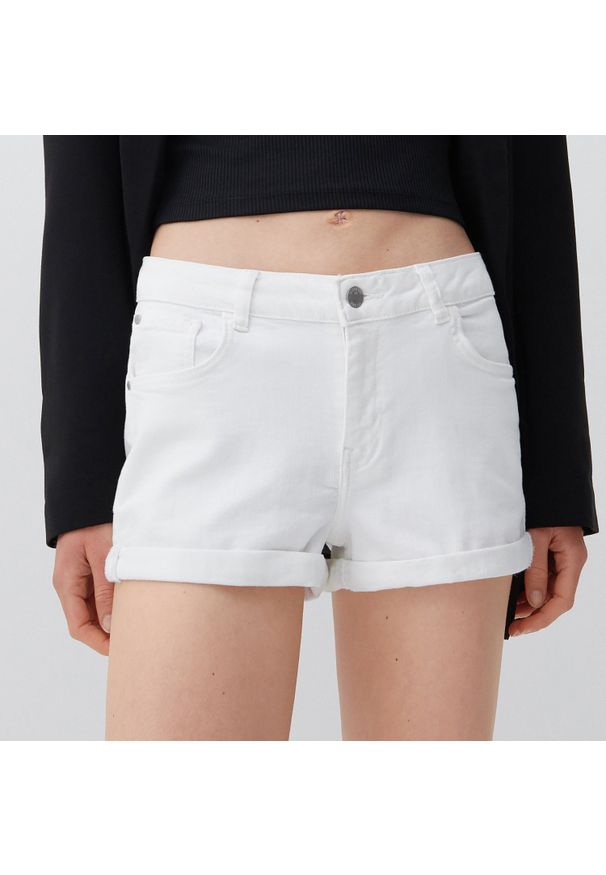 Reserved - Jeansowe szorty - Biały. Kolor: biały. Materiał: jeans