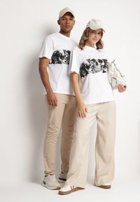Born2be - Biała Koszulka z Bawełny z Nadrukiem Amivira. Okazja: na co dzień. Kolor: biały. Materiał: bawełna. Wzór: nadruk. Styl: casual, elegancki