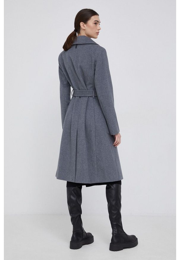 DKNY - Dkny Płaszcz wełniany kolor szary przejściowy. Okazja: na co dzień. Kolor: szary. Materiał: wełna. Styl: klasyczny, casual