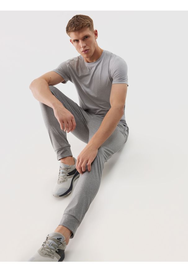 4f - 4F Spodnie treningowe szybkoschnące męskie - chłodny jasny szary L. Kolor: szary. Materiał: dzianina, elastan, włókno, syntetyk, materiał. Wzór: jednolity, ze splotem. Sport: fitness