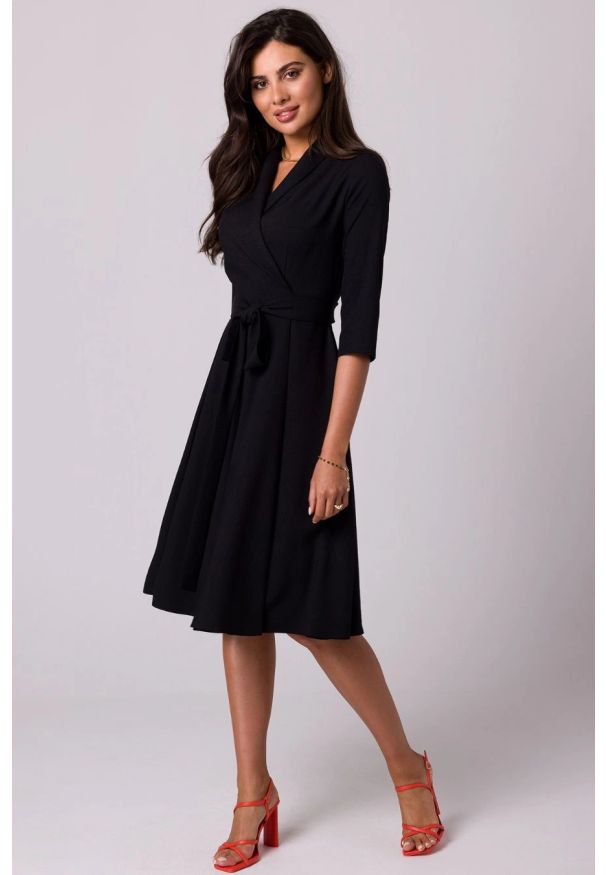 BeWear - Rozkloszowana sukienka kopertowa z wiązaniem w pasie czarna. Okazja: do pracy. Kolor: czarny. Typ sukienki: kopertowe. Styl: elegancki, wizytowy