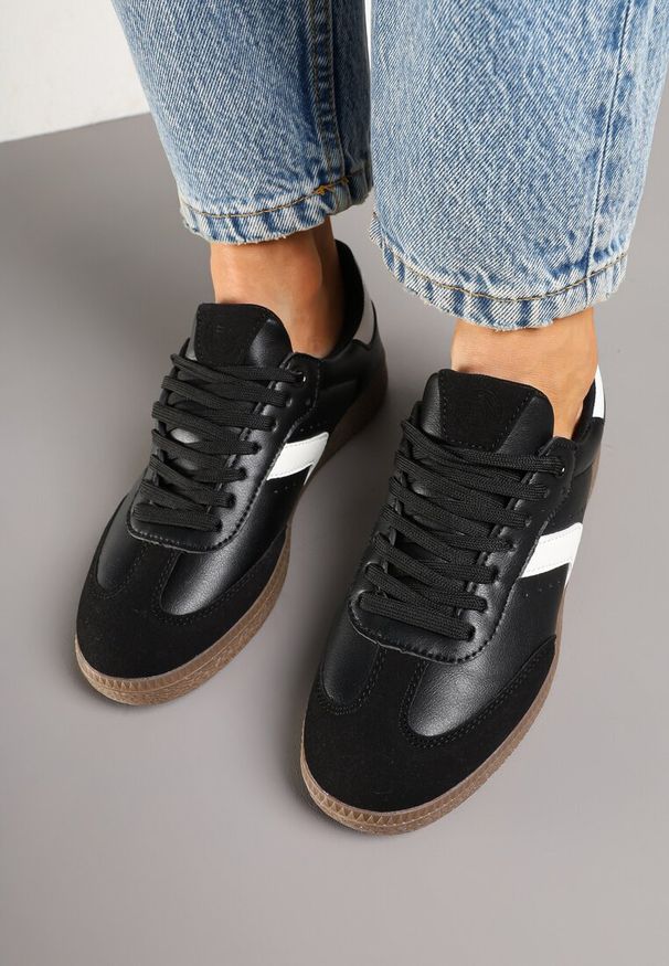 Born2be - Czarne Sneakersy w Stylu Tenisówek z Perforacją Aranaria. Okazja: na co dzień, na spacer. Kolor: czarny. Materiał: jeans, kauczuk. Sport: turystyka piesza
