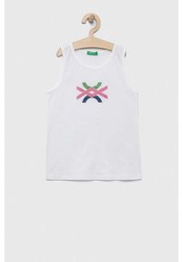 United Colors of Benetton top bawełniany dziecięcy kolor biały. Okazja: na co dzień. Kolor: biały. Materiał: bawełna. Wzór: nadruk. Styl: casual, klasyczny #1