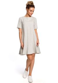 MOE - Dresowa trapezowa sukienka mini z dekoltem na plecach. Materiał: dresówka. Typ sukienki: trapezowe. Długość: mini #3