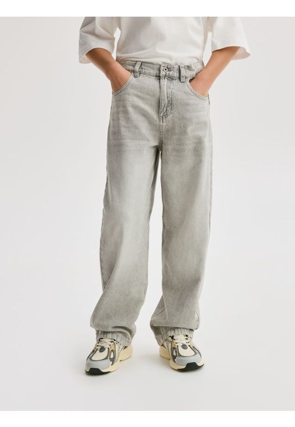 Reserved - Jeansy straight - jasnoszary. Kolor: szary