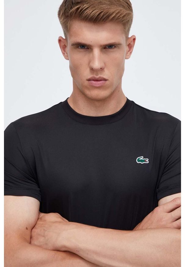 Lacoste t-shirt męski kolor czarny gładki. Kolor: czarny. Długość rękawa: krótki rękaw. Długość: krótkie. Wzór: gładki. Styl: klasyczny