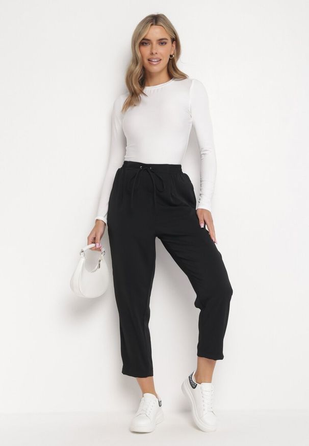 Born2be - Czarne Spodnie z Gumką w Pasie Ściągane Troczkiem i z Kieszeniami Maylai. Kolor: czarny