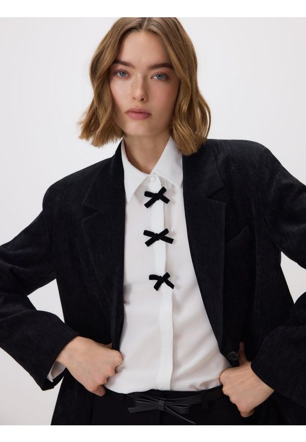 Reserved - Koszula z kokardkami - biały. Typ kołnierza: kokarda. Kolor: biały. Materiał: tkanina. Wzór: gładki