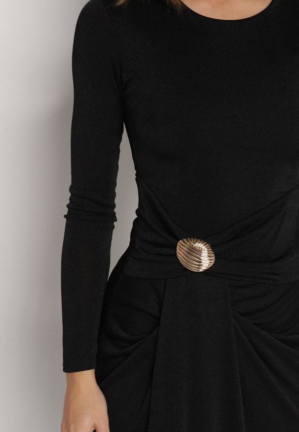 Born2be - Czarna Taliowana Sukienka o Eleganckim Kroju z Marszczeniem i Aplikacją Sewedina. Okazja: na imprezę. Kolor: czarny. Materiał: futro. Długość rękawa: długi rękaw. Wzór: aplikacja. Typ sukienki: dopasowane. Styl: elegancki