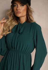 Renee - Ciemnozielona Plisowana Sukienka o Eleganckim Kroju z Wiązaniem przy Dekolcie i Gumką w Pasie Belorinda. Okazja: na co dzień. Typ kołnierza: typu klepsydra. Kolor: zielony. Długość rękawa: długi rękaw. Styl: elegancki #4