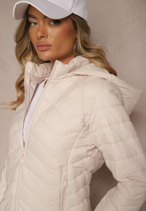 Renee - Jasnobeżowa Kurtka z Pikowanymi Przeszyciami i Odpinanym Kapturem Natisne. Okazja: na spacer, na co dzień. Kolor: beżowy. Materiał: jeans, koronka. Styl: klasyczny, elegancki, casual