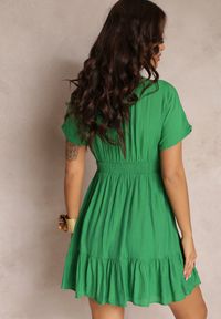 Renee - Zielona Taliowana Sukienka Szmizjerka Mini z Głębokim Dekoltem i Falbanką Nentri. Kolor: zielony. Długość rękawa: krótki rękaw. Typ sukienki: szmizjerki. Długość: mini #4