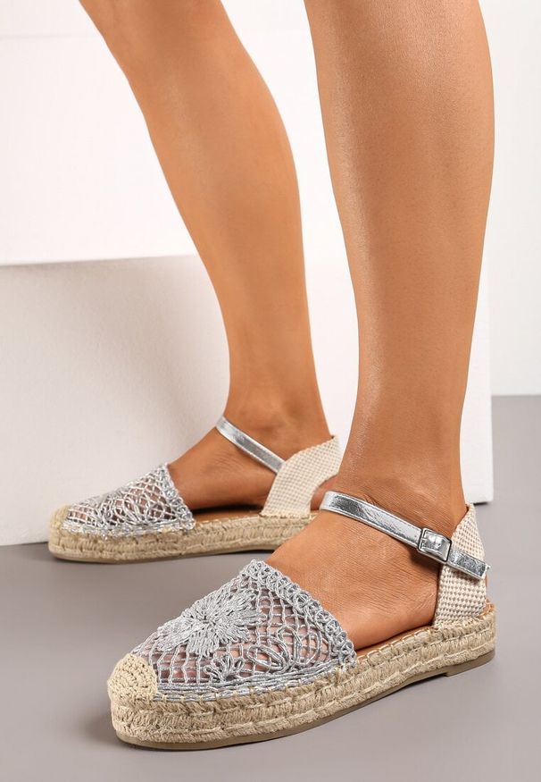 Renee - Srebrne Espadryle na Niskiej Platformie Zapinane wokół Kostki z Plecionką Asanipia. Kolor: srebrny. Sezon: lato. Obcas: na platformie. Styl: elegancki