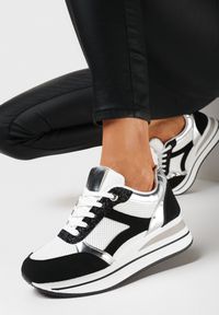 Born2be - Biało-Czarne Sneakersy na Grubej Podeszwie z Błyszczącymi Wstawkami i Sznurowaniem Lirevasa. Kolor: biały. Wzór: aplikacja #1