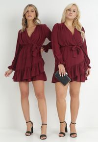 Born2be - Bordowa Sukienka Pronynome. Kolor: czerwony. Materiał: tkanina, guma. Wzór: aplikacja. Typ sukienki: kopertowe. Długość: mini #7