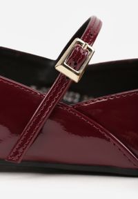 Born2be - Bordowe Płaskie Balerinki w Stylu Mary Jane Ozdobione Paskiem Kikizelle. Okazja: na co dzień, na spotkanie biznesowe. Zapięcie: pasek. Kolor: czerwony. Materiał: bawełna. Wzór: aplikacja. Styl: klasyczny, retro, casual, biznesowy, elegancki #6