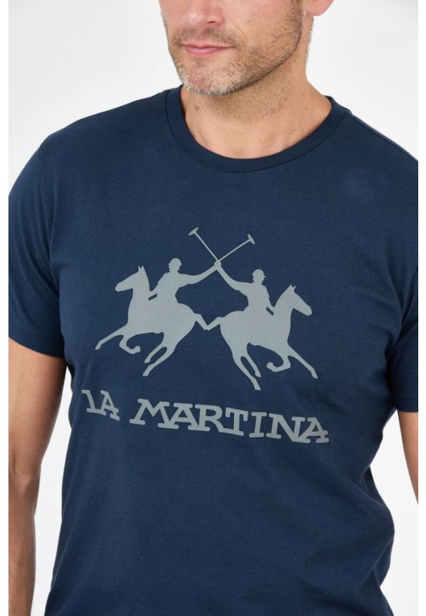 La Martina - LA MARTINA Granatowy t-shirt męski z szarym logo, Rozmiar XXL. Kolor: niebieski. Materiał: jersey, prążkowany. Wzór: nadruk