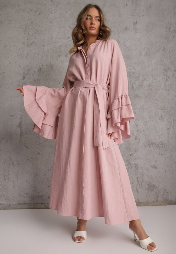 Renee - Różowa Koszulowa Sukienka z Wiskozy Ozdobiona Paskiem i Falbanami Tinethra. Okazja: na co dzień. Kolor: różowy. Materiał: wiskoza. Wzór: aplikacja. Typ sukienki: koszulowe. Styl: casual, elegancki, wizytowy