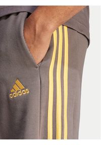 Adidas - adidas Szorty sportowe Essentials French Terry 3-Stripes IS1346 Brązowy Regular Fit. Kolor: brązowy. Materiał: bawełna. Styl: sportowy