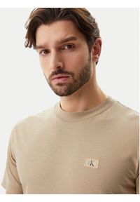 Calvin Klein Jeans T-Shirt J30J327100 Beżowy Regular Fit. Kolor: beżowy. Materiał: bawełna