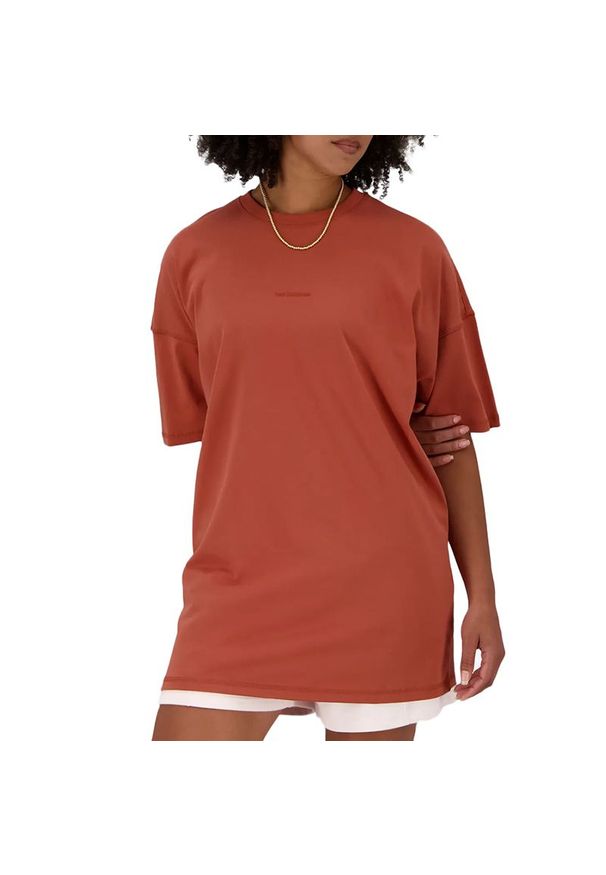 Koszulka New Balance WT23556MHY - brązowa. Kolor: brązowy. Materiał: bawełna. Długość rękawa: krótki rękaw. Długość: krótkie